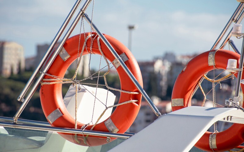 Teknelerde Güvenlik Ekipmanları: Zorunlu Olanlar ve Hayati Tavsiyeler (2026)